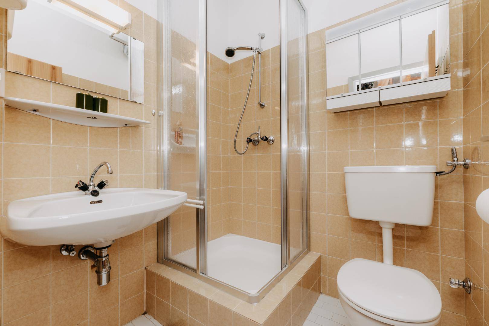 Badezimmer mit Dusche