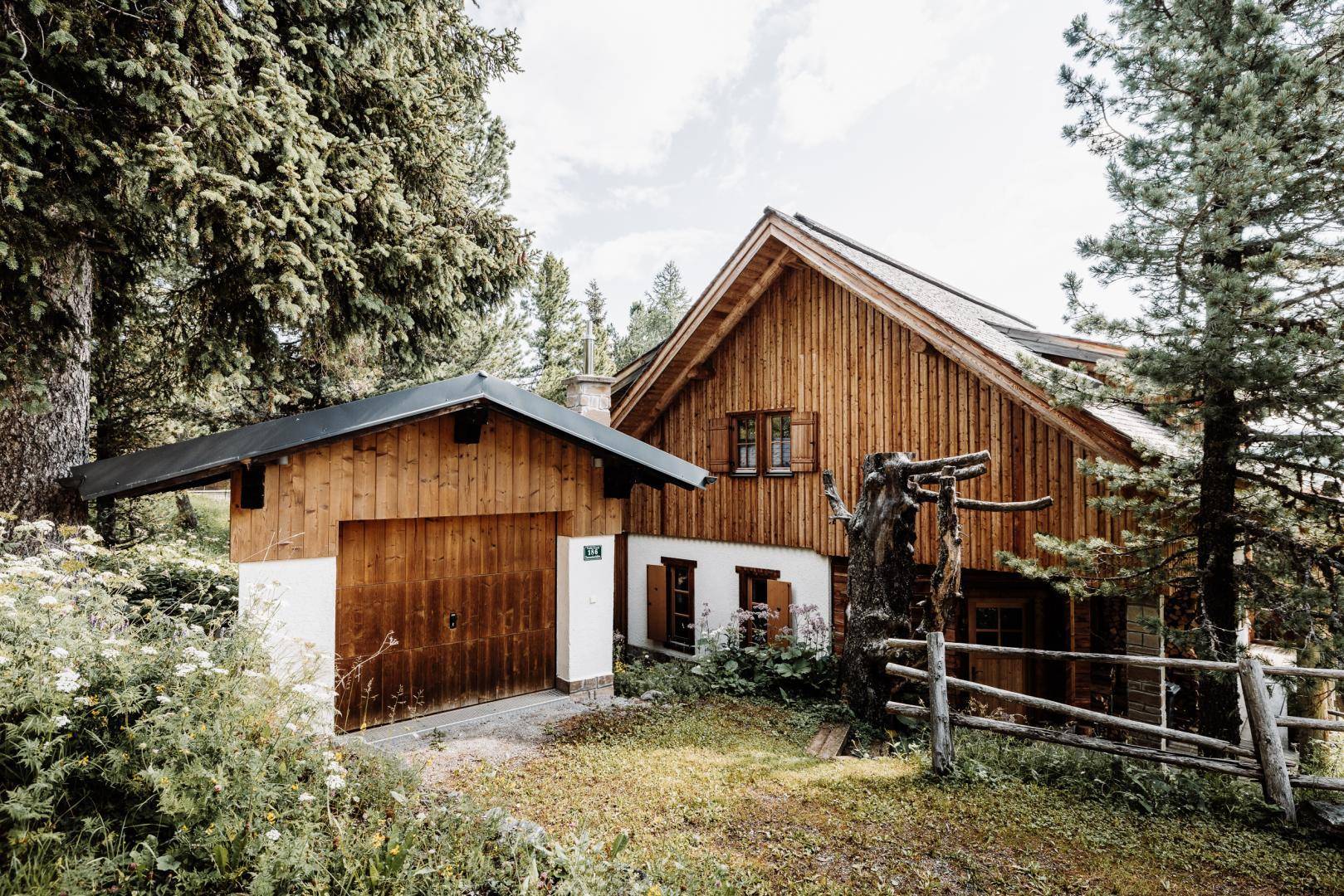 Westseite mit Garage