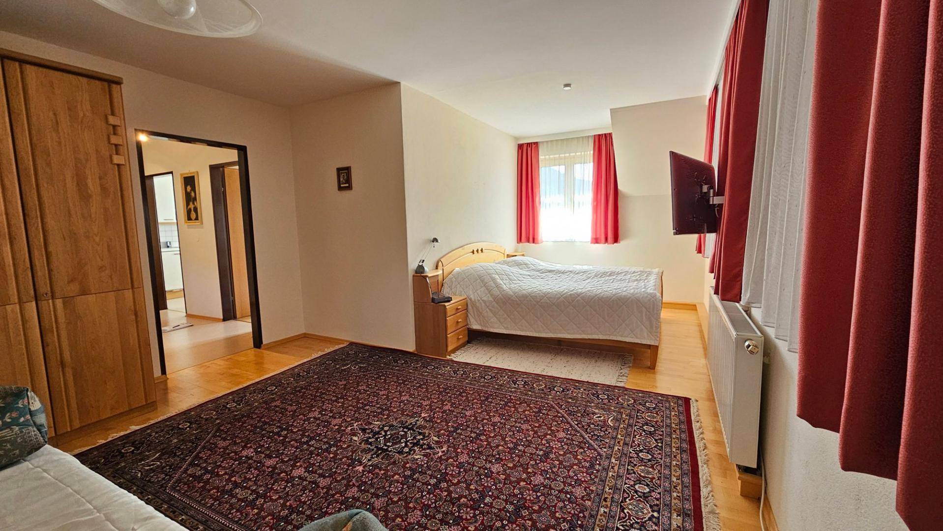 Großes Schlafzimmer im DG