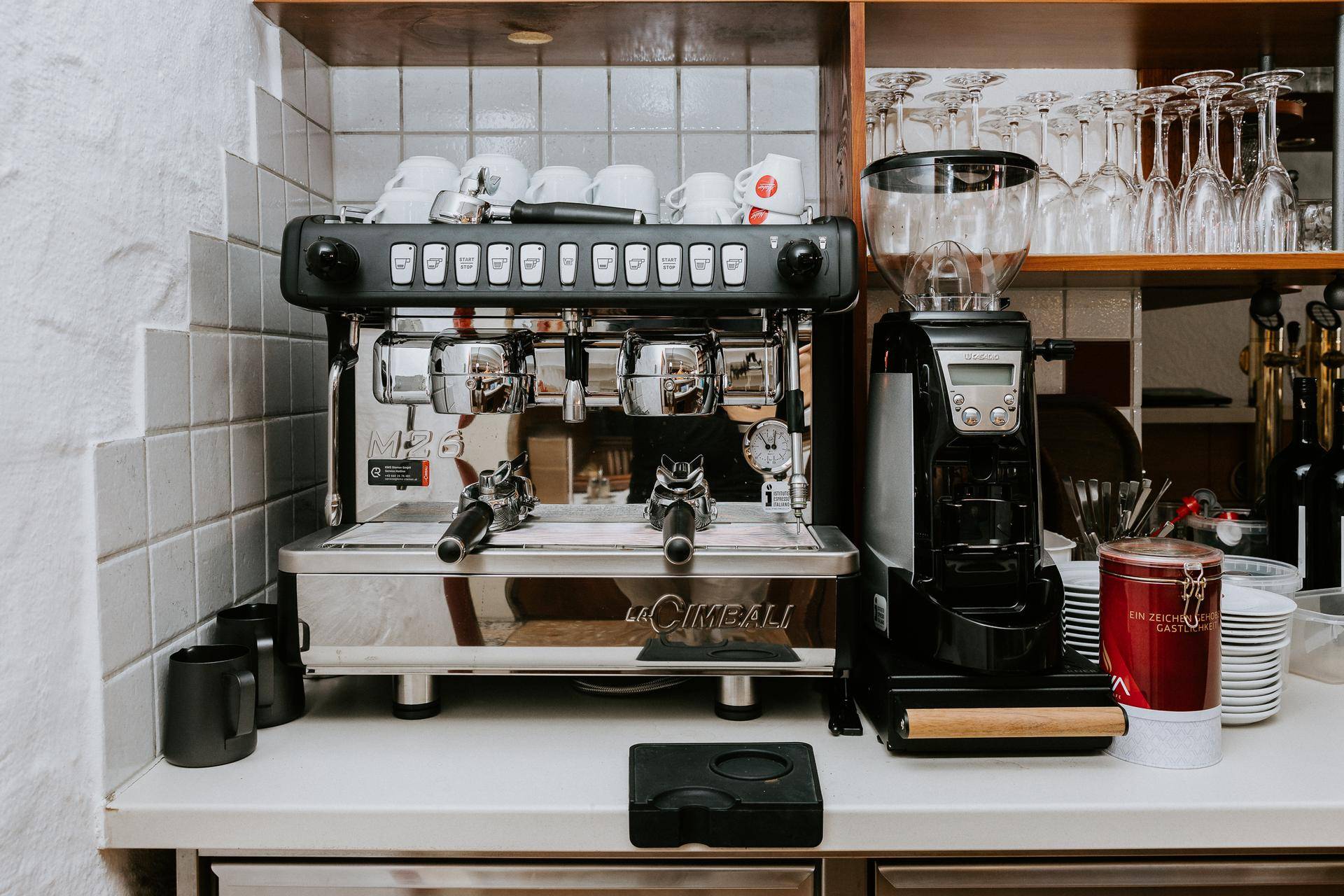 Professionelle Espressomaschine und Kaffeemühle auf einer Theke in der Bar.