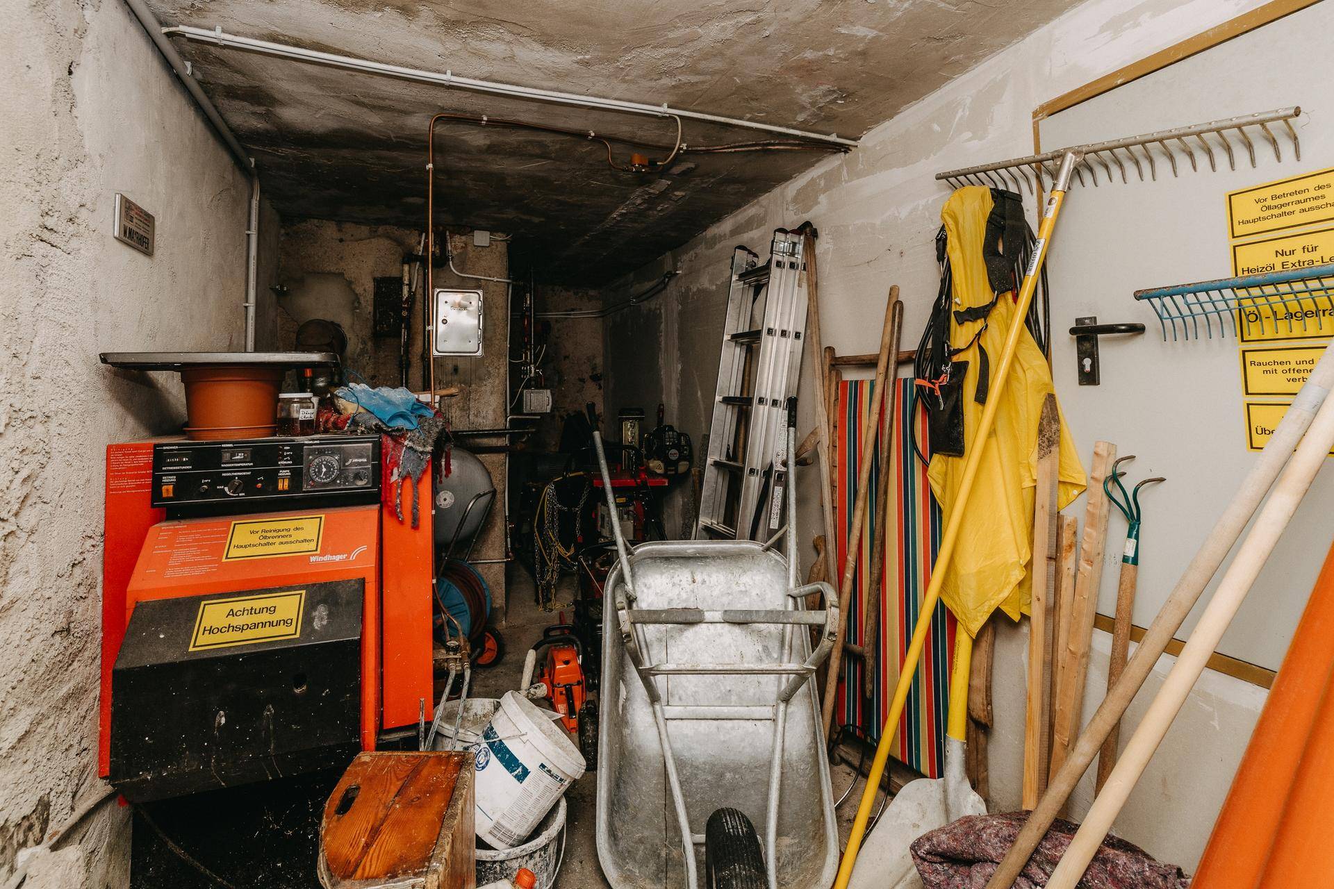 Praktischer Hauswirtschaftsraum mit Heizungsanlage und viel Stauraum für Werkzeuge.