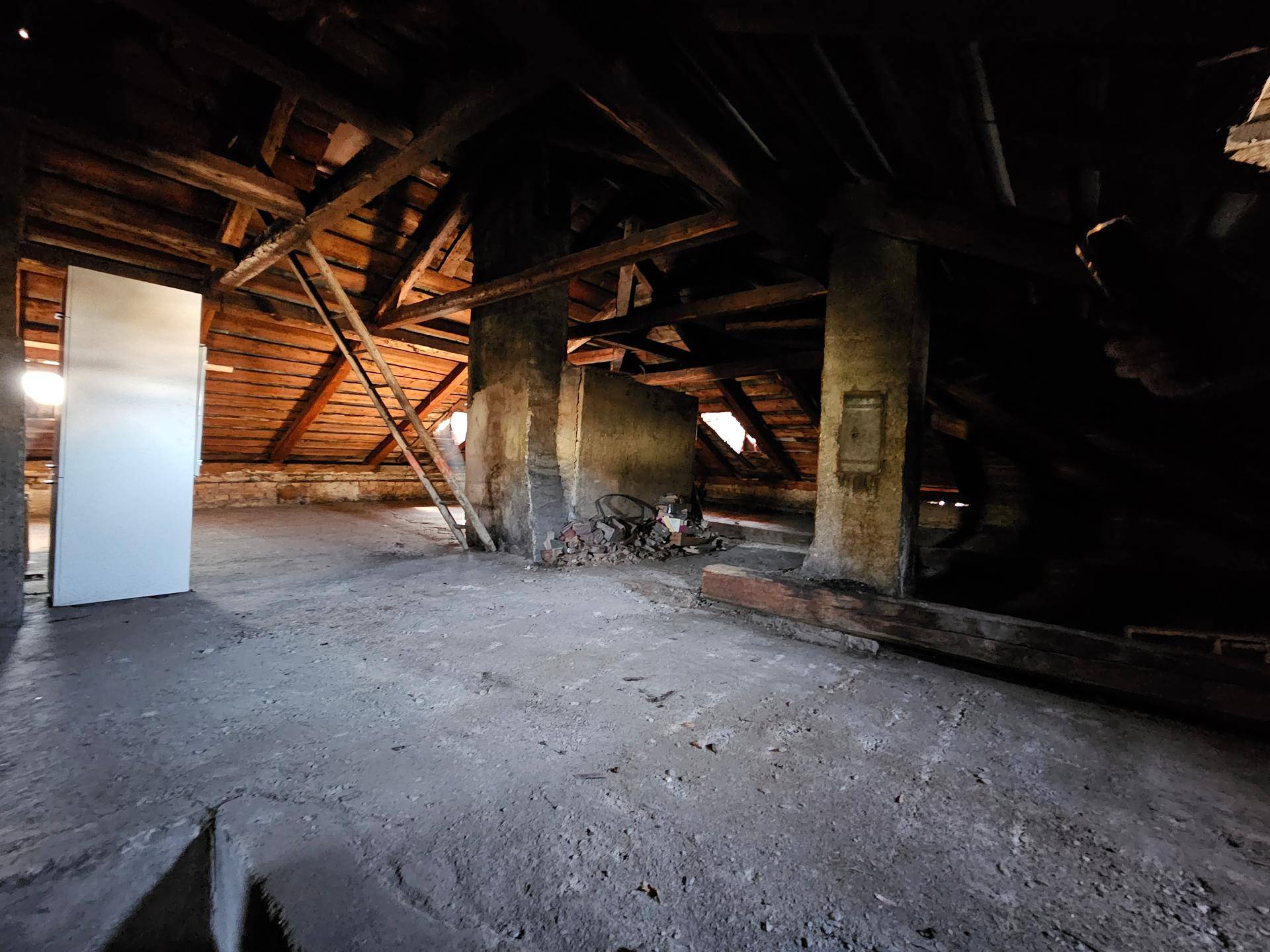 Geräumiger Dachboden mit sichtbaren Holzbalken und viel Potenzial für Ausbau.