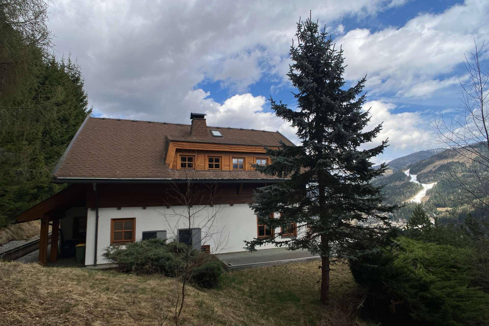 Westseite mit Skipiste im Hintergrund