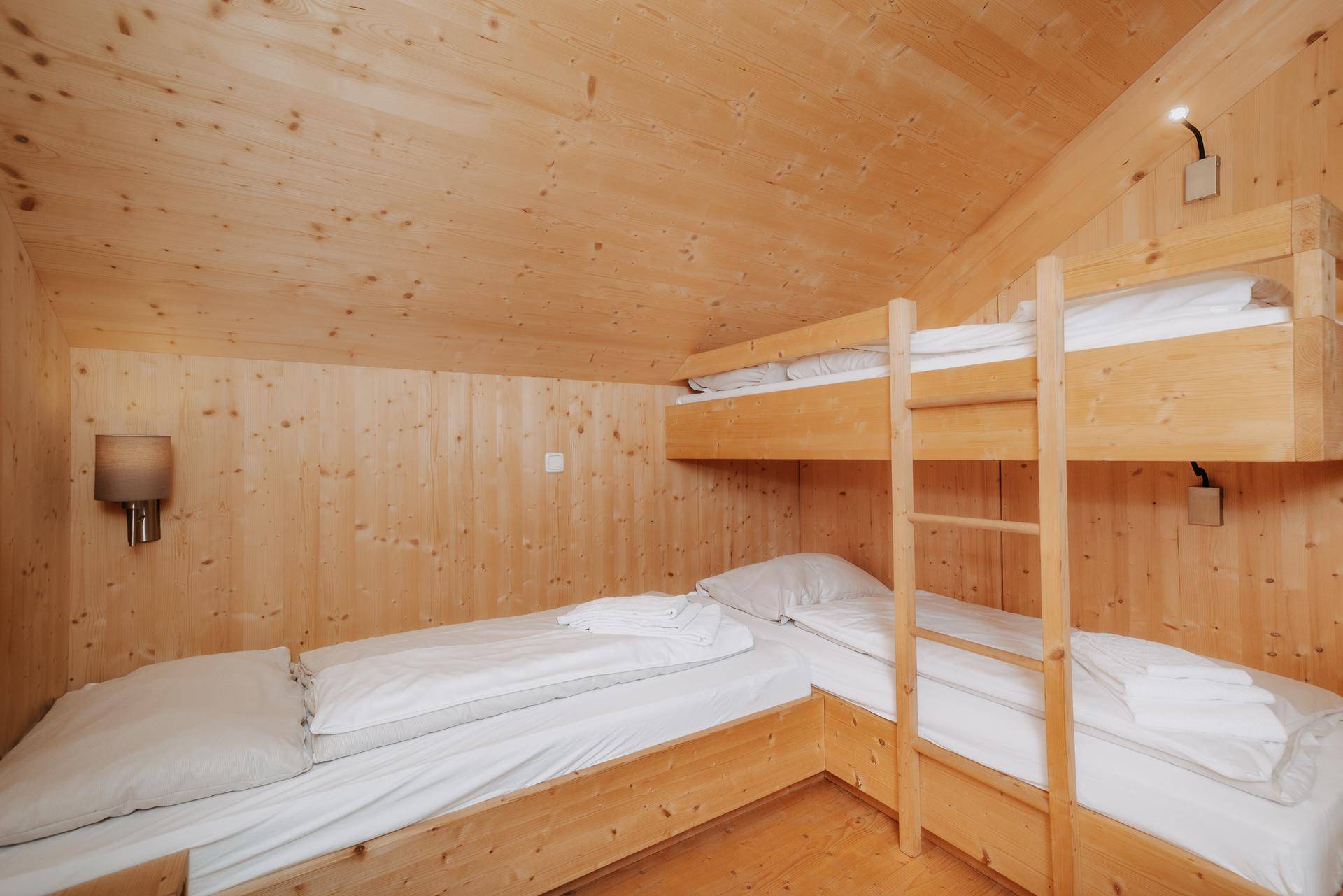 Kinderzimmer mit Etagenbett und Holzwänden, ideal für Familien in den Bergen.