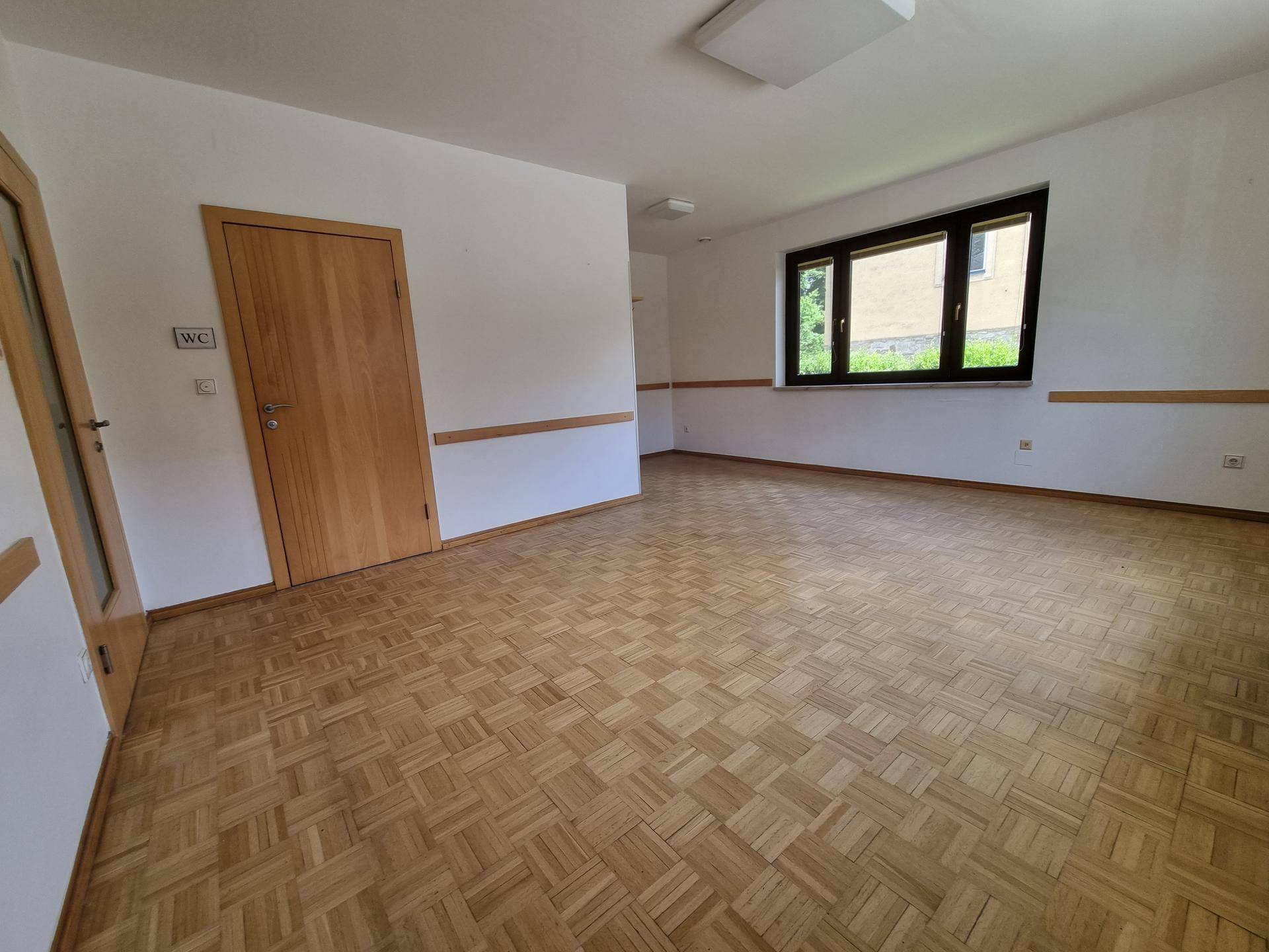 Flur mit Parkettboden und Holztüren, inklusive Zugang zu einem separaten WC.