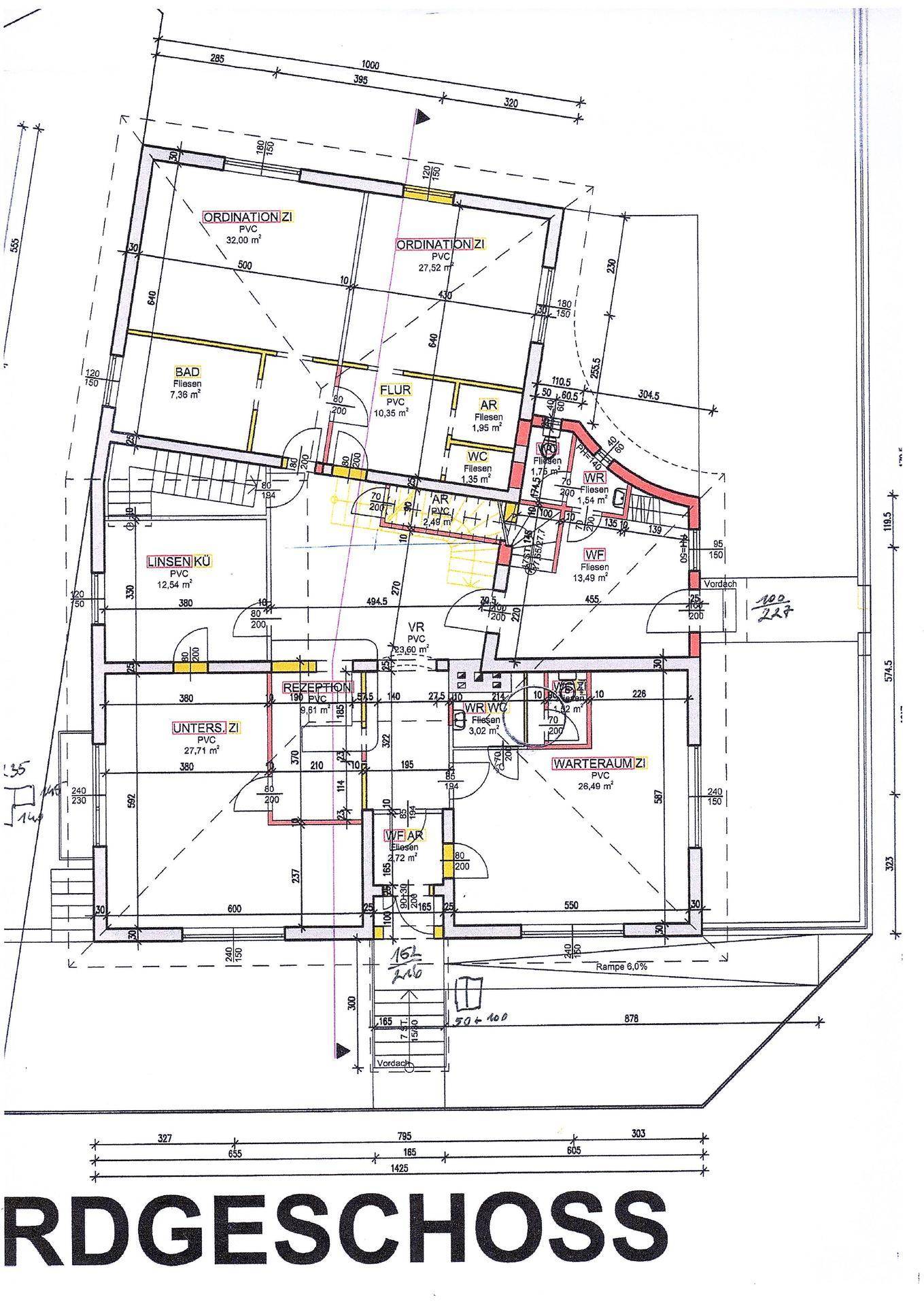 Grundriss des Erdgeschosses mit verschiedenen Räumen und Abmessungen.