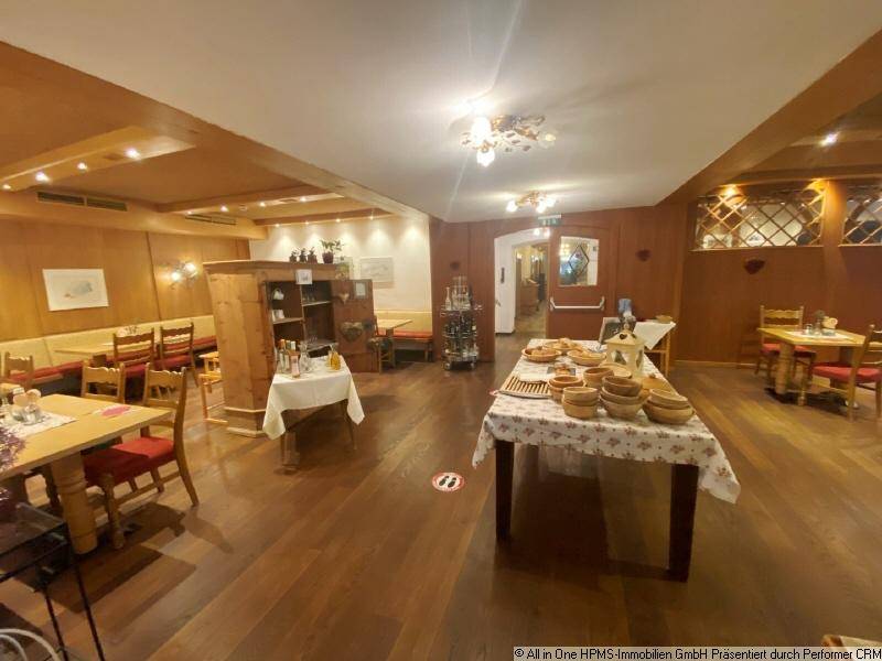 Geräumiger Gastraum mit Holzwänden, Holzboden und einem Buffetbereich, traditionell eingerichtet.