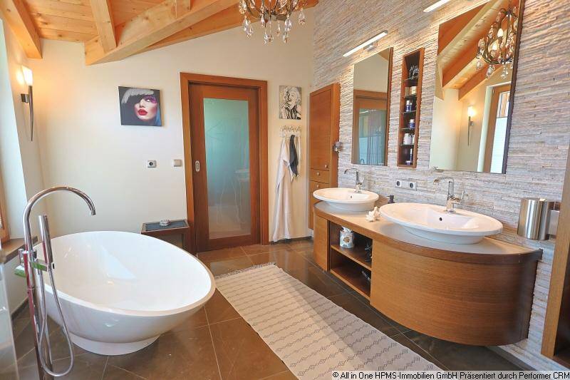 Elegantes Badezimmer mit stilvoller Einrichtung, freistehender Wanne und Doppelwaschbecken.