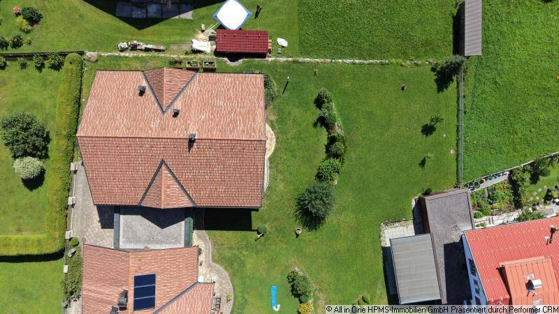Draufsicht auf das Anwesen mit weitläufigem Garten und angrenzenden Grundstücken in ländlicher Umgebung.
