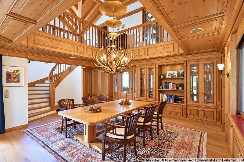 Großzügiger Essbereich im alpinen Stil mit viel Holz, hohen Decken und einer Galerie.