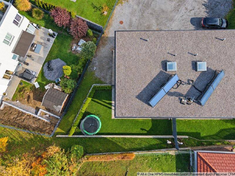 Drohnenblick auf Solardach und Garten-5