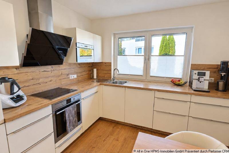 Helle Küche mit Fensterblick