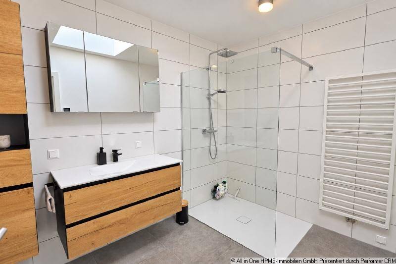 Helles Badezimmer mit Walk-in-Dusche
