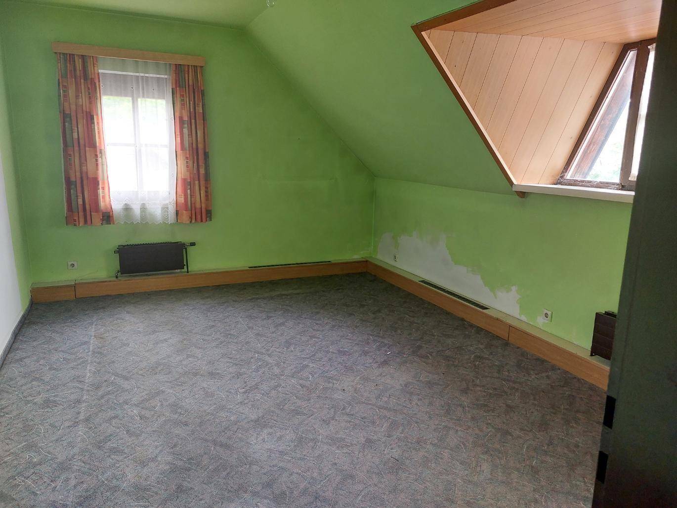 Wohnung 2.OG sanierungsbedürftig