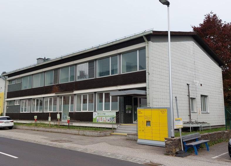 Paketaufgabestation und Gebäude