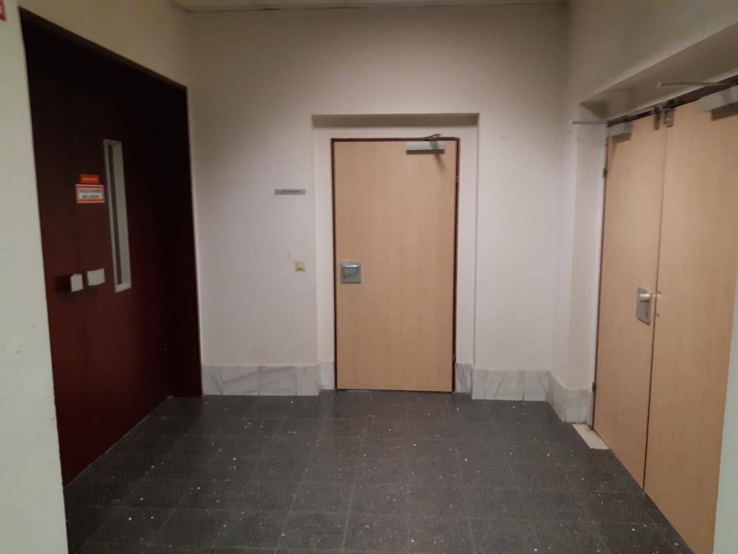 Stiegenhaus Eingang Büro + Lift 2. OG