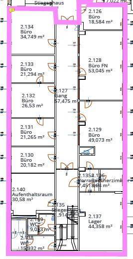 Detaillierter Grundrissplan einer Etage mit Büros, Lagerräumen, Aufenthaltsbereichen und Toiletten.