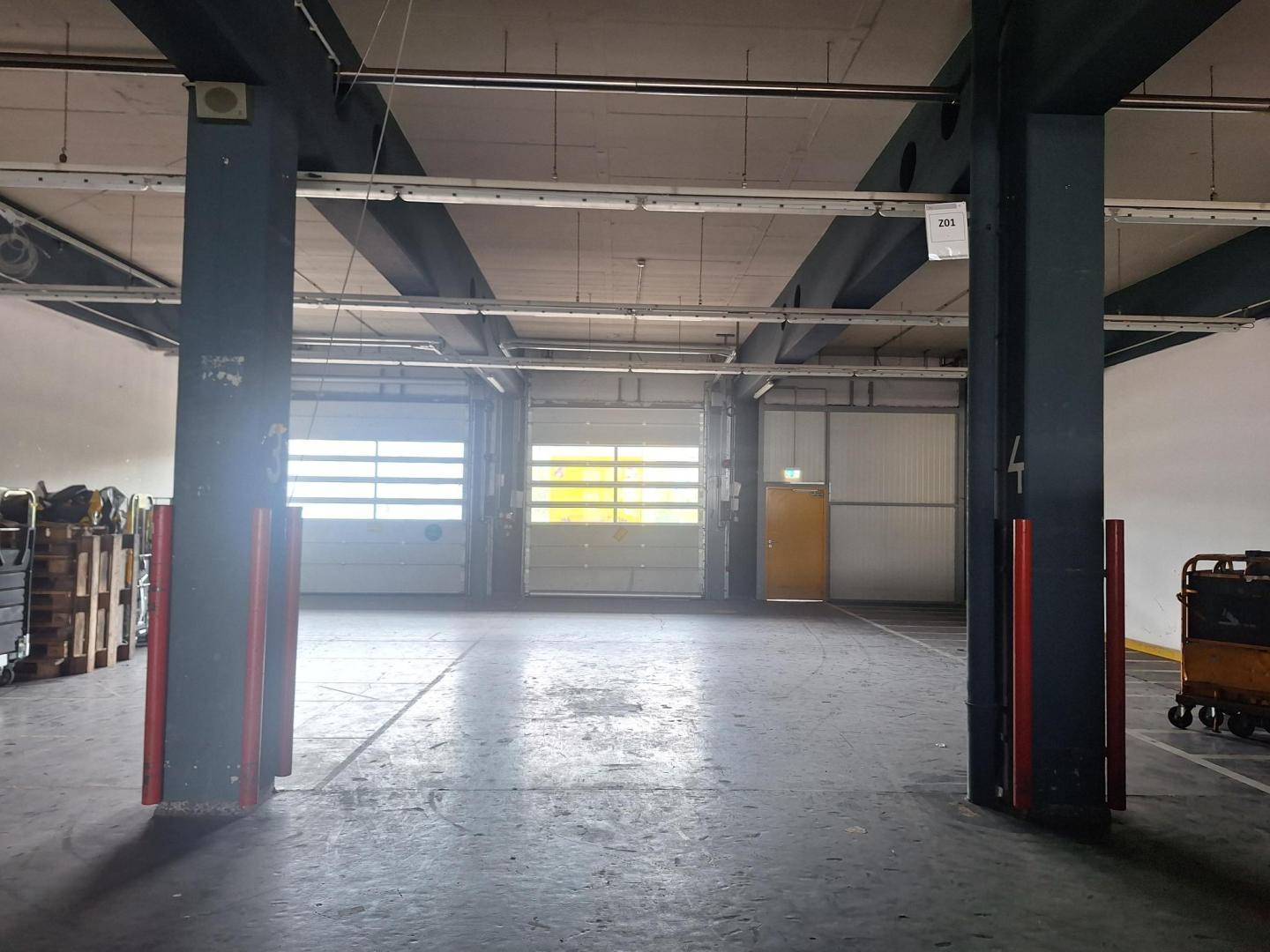Lagerhalle mit mehreren Rolltoren für den Warenumschlag und robusten Stützpfeilern.