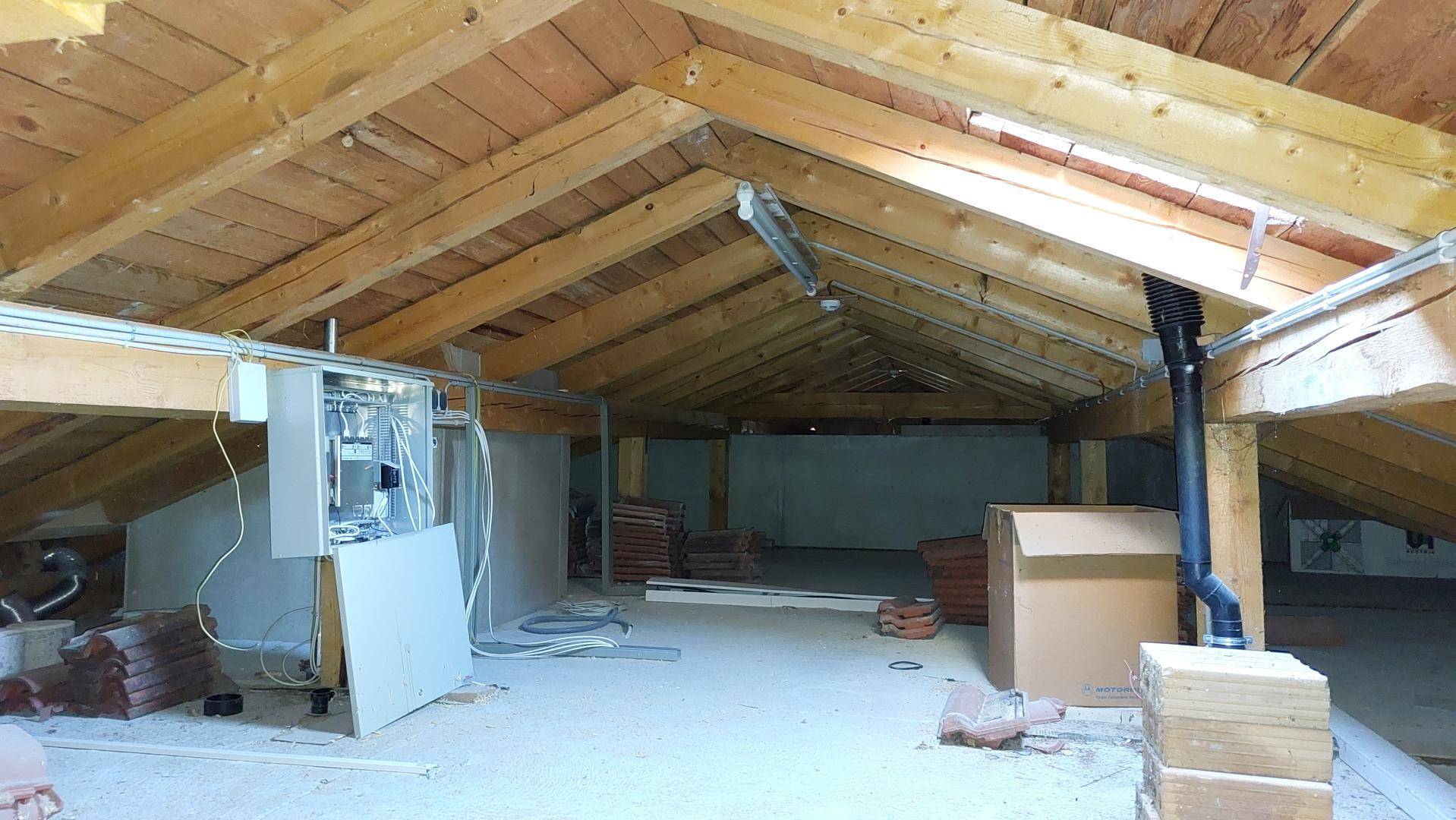 Unausgebauter Dachboden mit sichtbarer Holzkonstruktion und viel Potenzial.