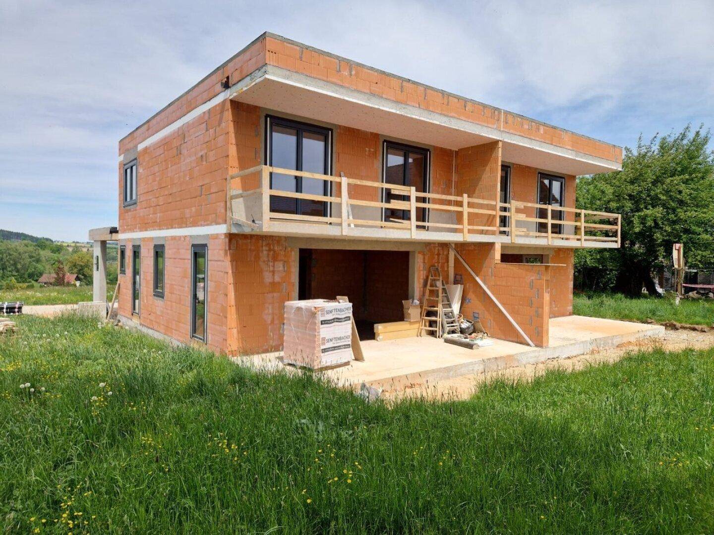 Top 1! Schlüsselfertige, moderne Doppelhaushälfte mit 2 Carportstellplätzen, 4 Zimmer, 2 Terrassen, Balkon, Eigengarten! - Ansicht 2