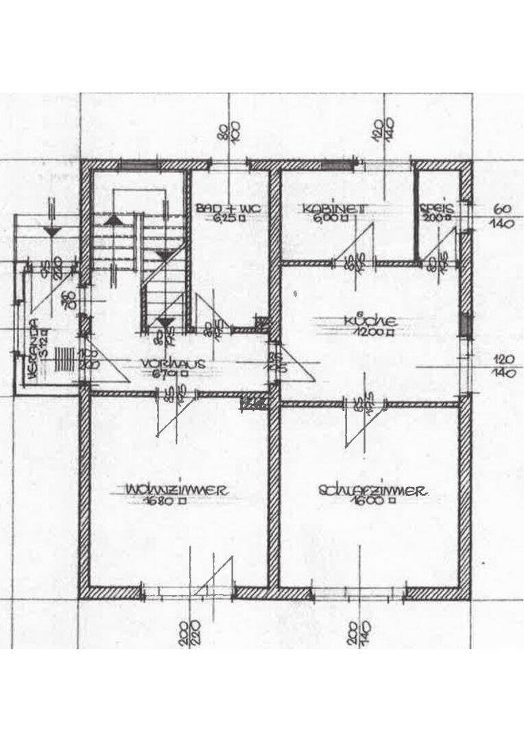 Grundriss des Erdgeschosses mit Wohnzimmer, Schlafzimmer und Küche.