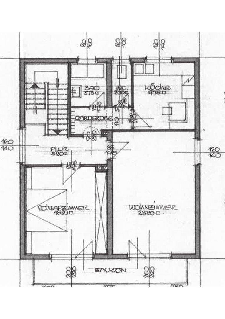 Grundriss des Obergeschosses mit Balkon, Wohnzimmer und Schlafzimmer.