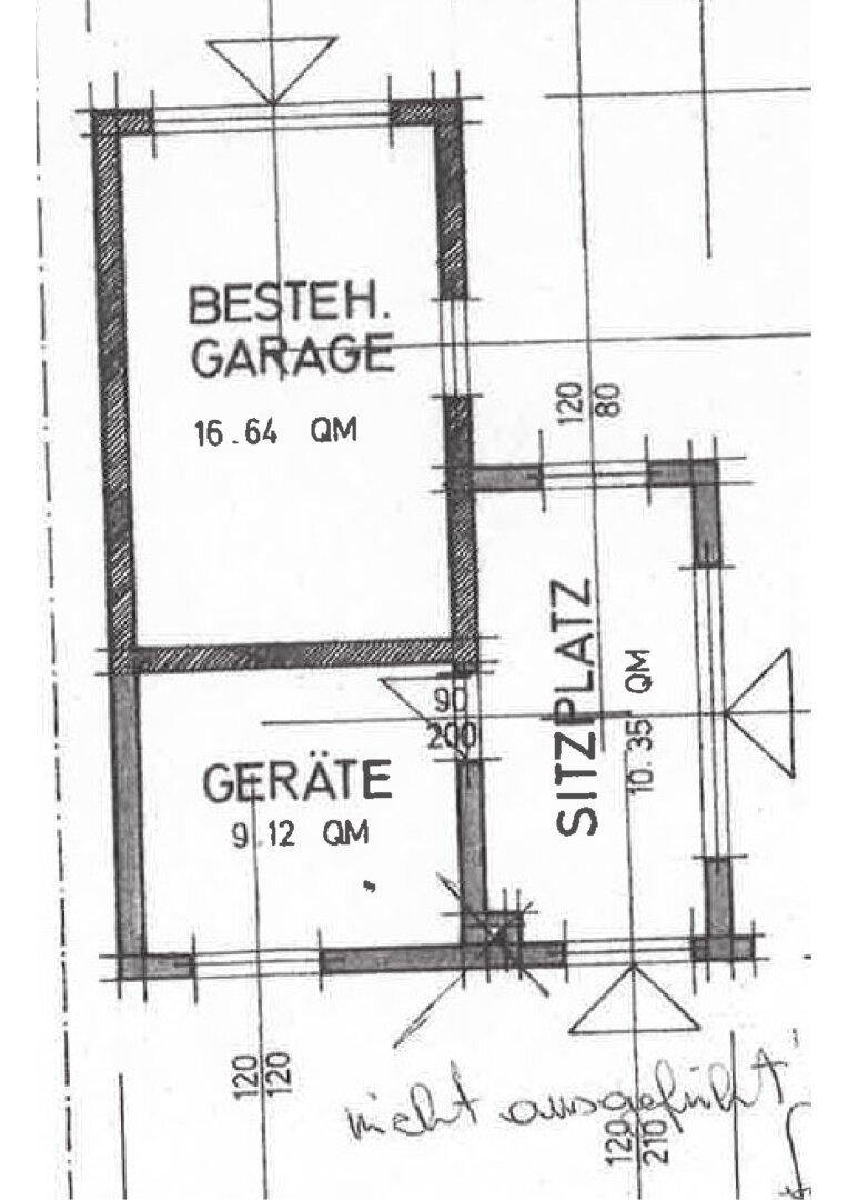 Grundriss zeigt Garage, Geräteraum und einen Sitzplatz im Freien.