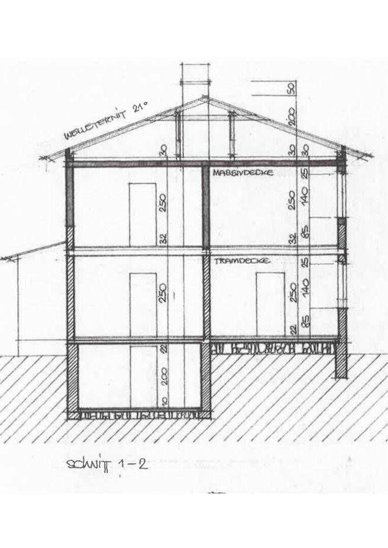 Architektonischer Schnitt durch das Gebäude mit Dachneigung und Geschossebenen.