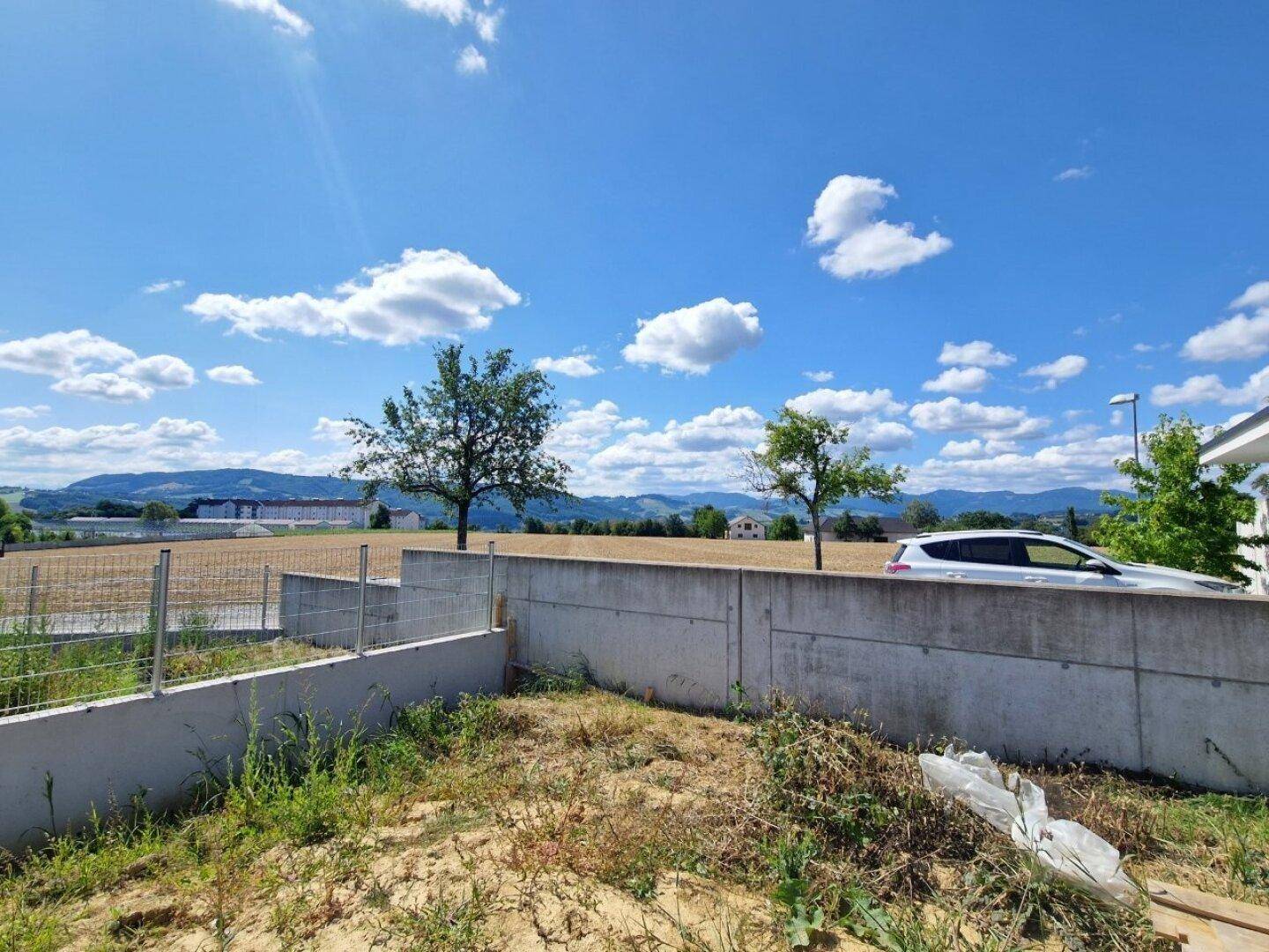 Weitläufiges Grundstück mit unebenem Boden und Panoramablick auf die hügelige Landschaft und Natur.