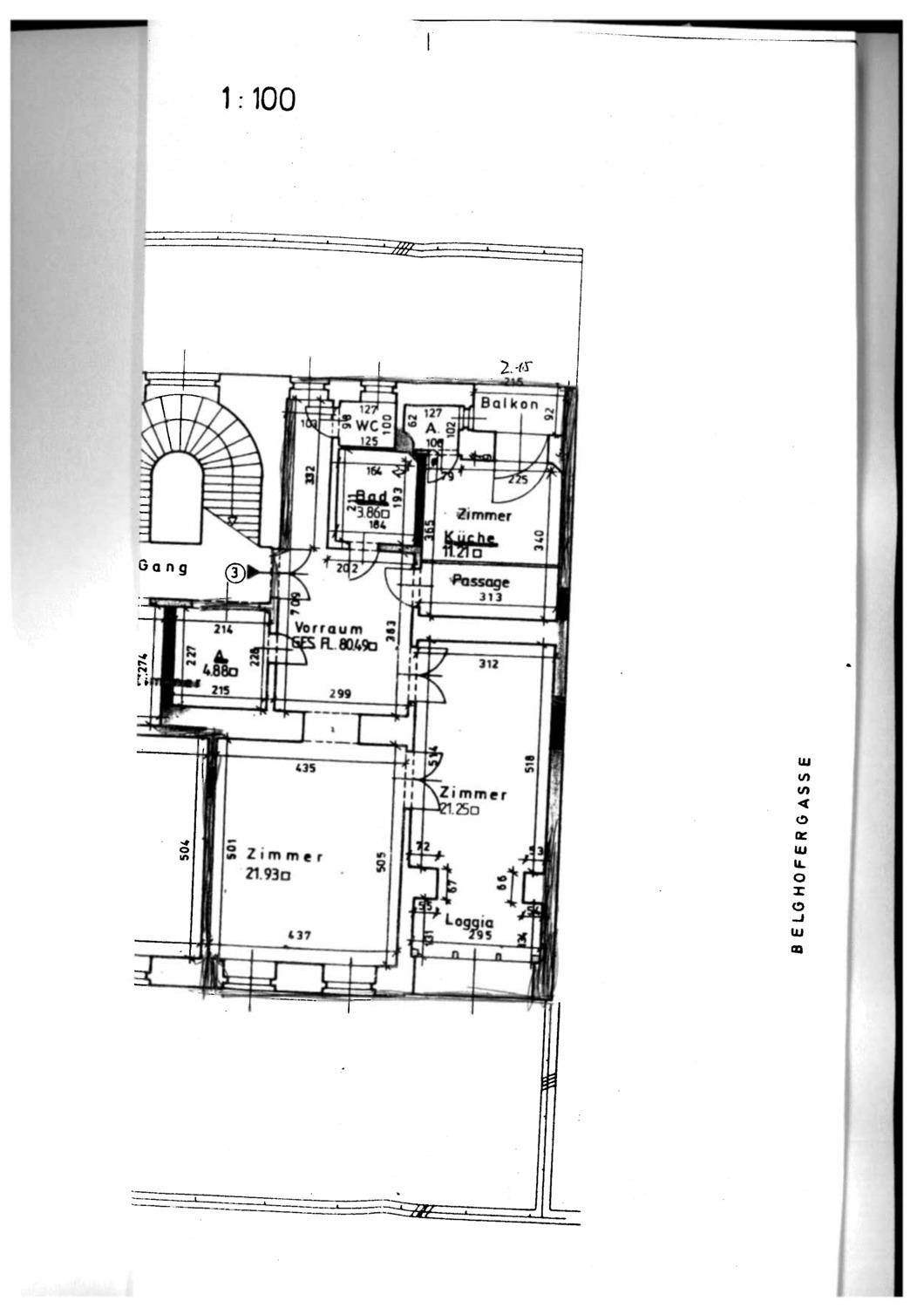 Detaillierter Grundrissplan einer Wohnung mit mehreren Zimmern, Bad, WC, Balkon und Loggia.