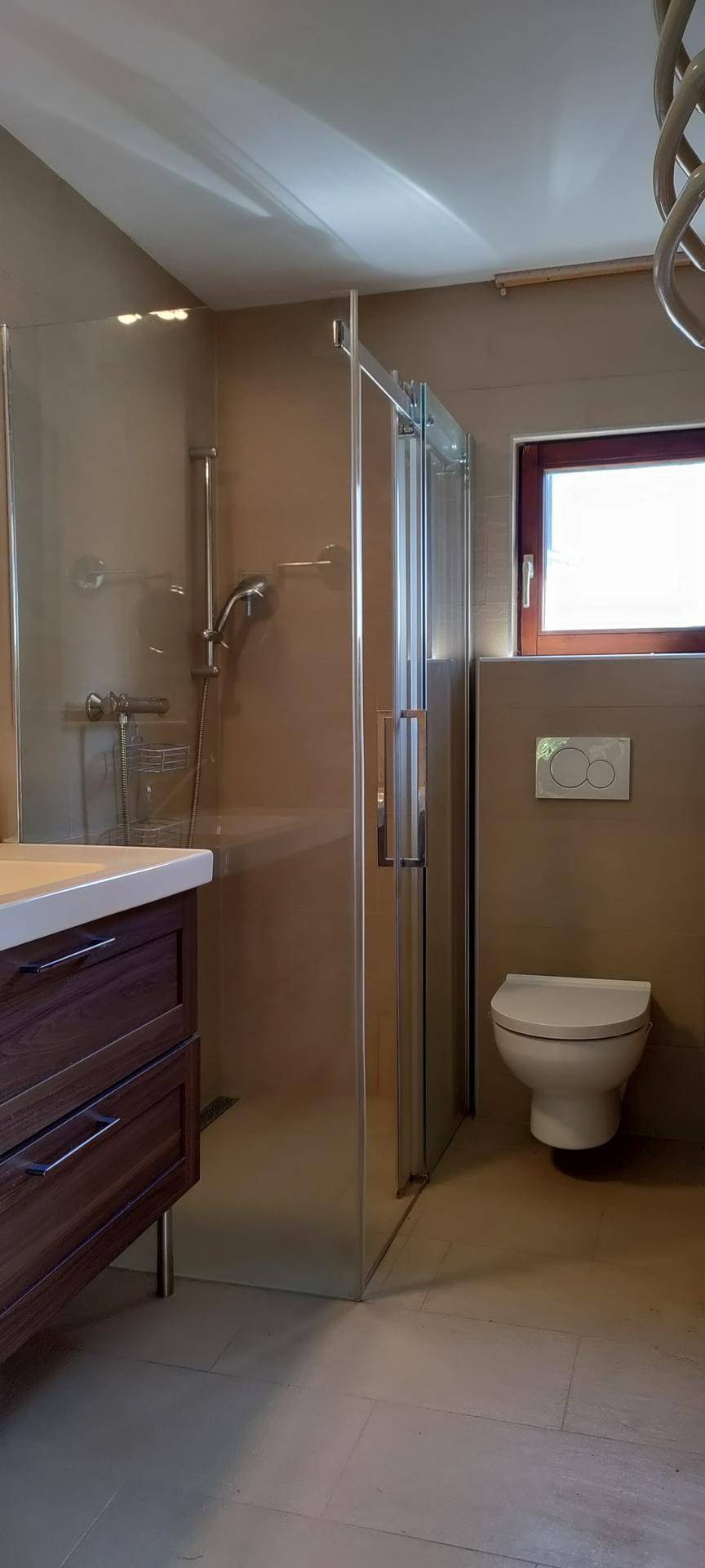 Modernes Badezimmer mit begehbarer Dusche, Wand-WC und Fenster für Tageslicht.
