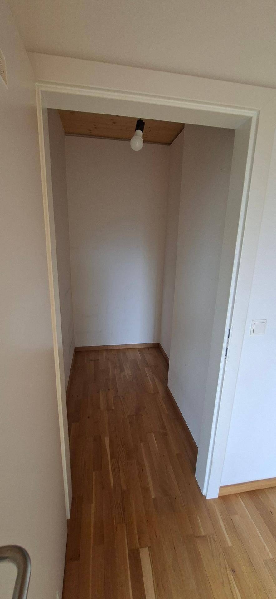 Praktischer Abstellraum mit Holzboden und Holzdecke, bietet zusätzlichen Stauraum.