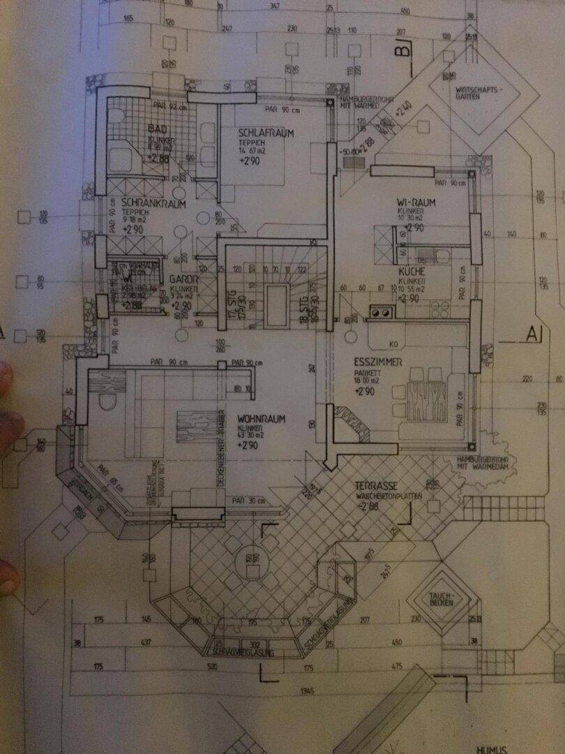 Detaillierter Grundriss des Hauptwohngeschosses mit Küche, Essbereich, Wohnraum und Terrasse.