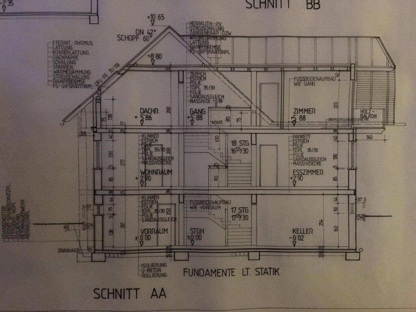 Technischer Schnittplan des Gebäudes mit Details zu Fundament und Geschossen.