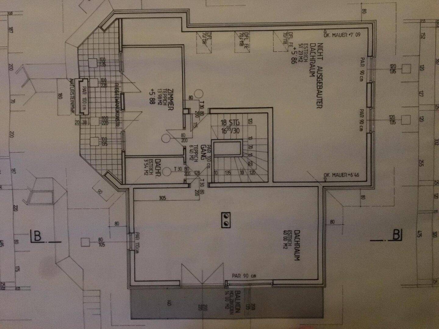 Grundriss eines Obergeschosses mit Zimmern und Zugang zu einem Balkon.