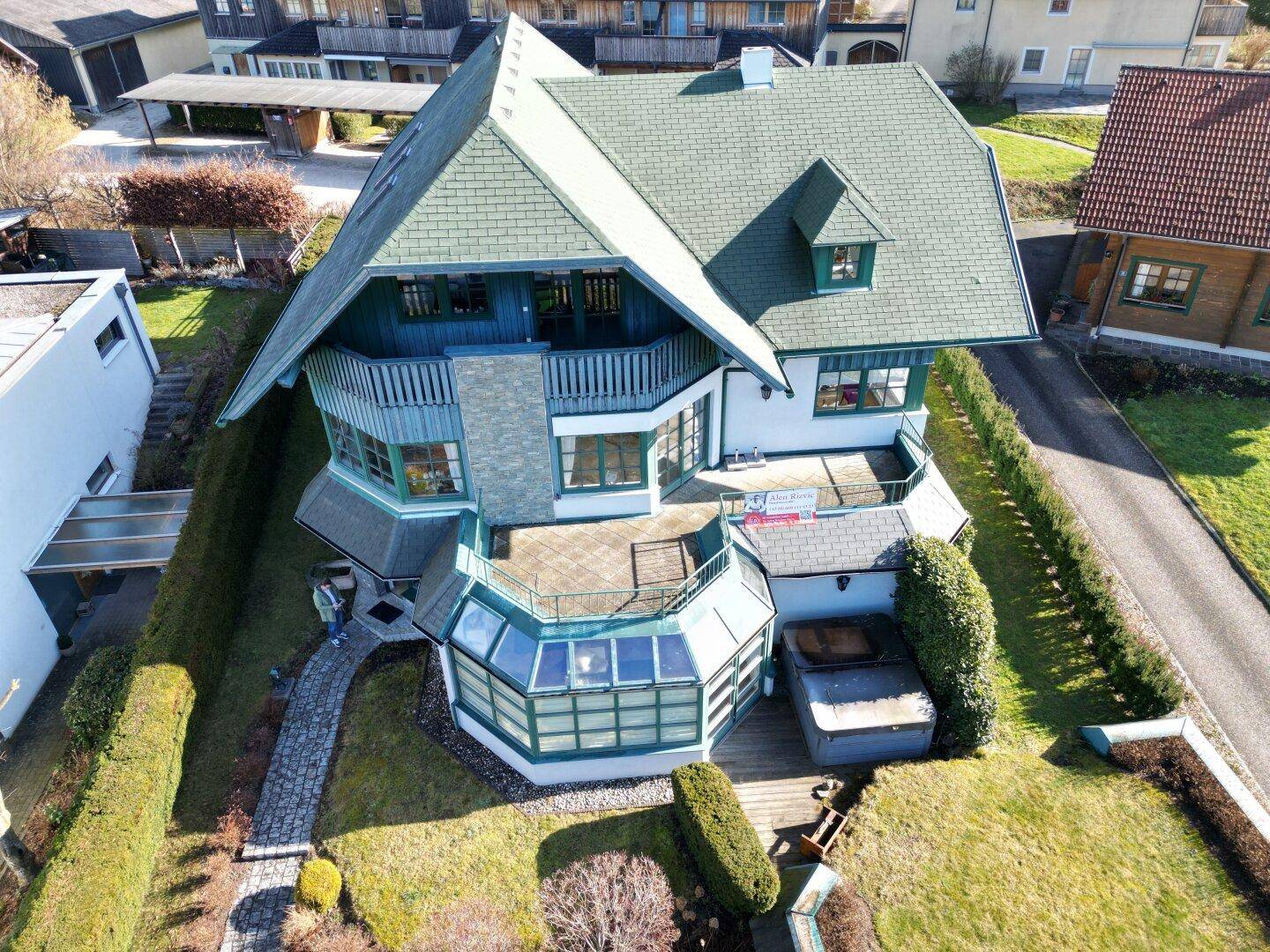 Ansicht des Hauses von oben mit großer Terrasse, Wintergarten und gepflegter Gartenanlage.