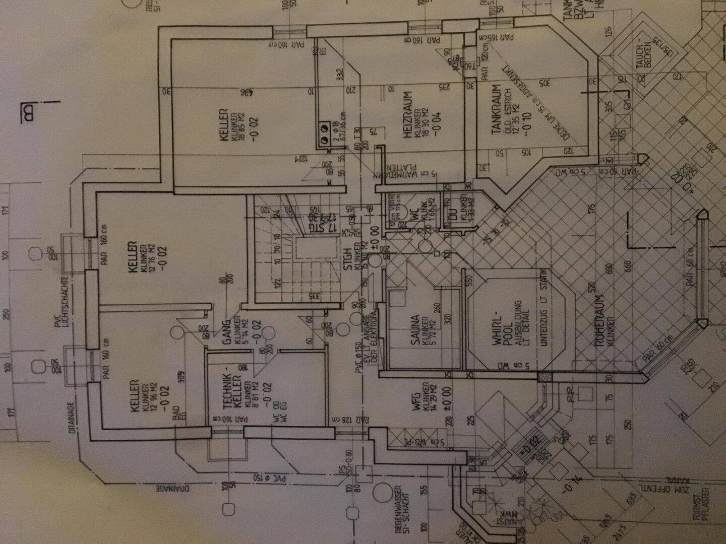 Grundriss des Kellergeschosses mit Sauna, Whirlpool und verschiedenen Technikräumen.