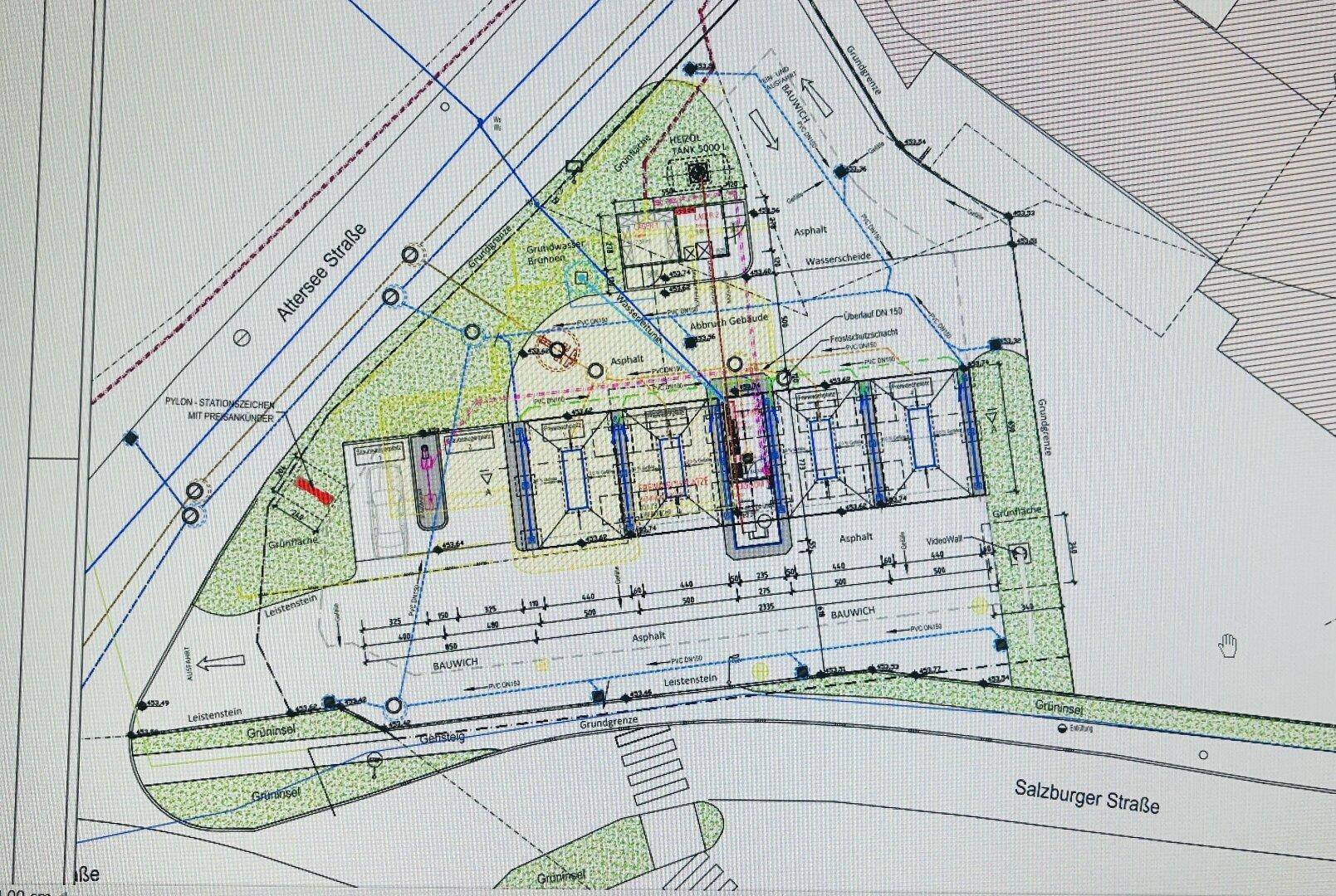 Architektonischer Lageplan der Waschanlage mit eingezeichneten Gebäuden, Parkflächen und Zufahrten.