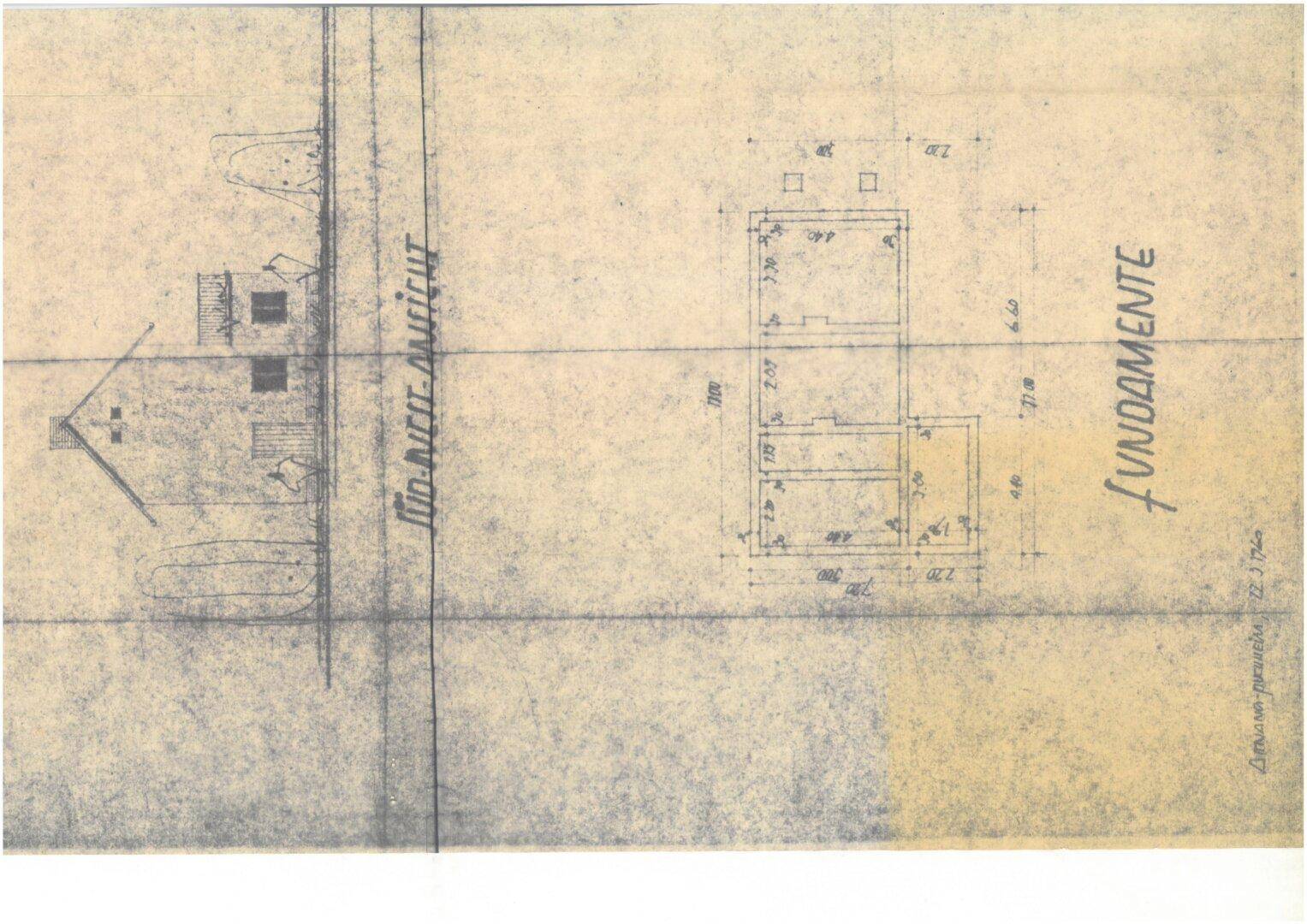 Alter Bauplan der Fundamente und Seitenansicht des Gebäudes mit Maßen.