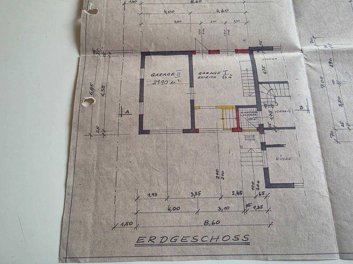Grundriss des Erdgeschosses mit zwei Garagen und dem Eingangsbereich.