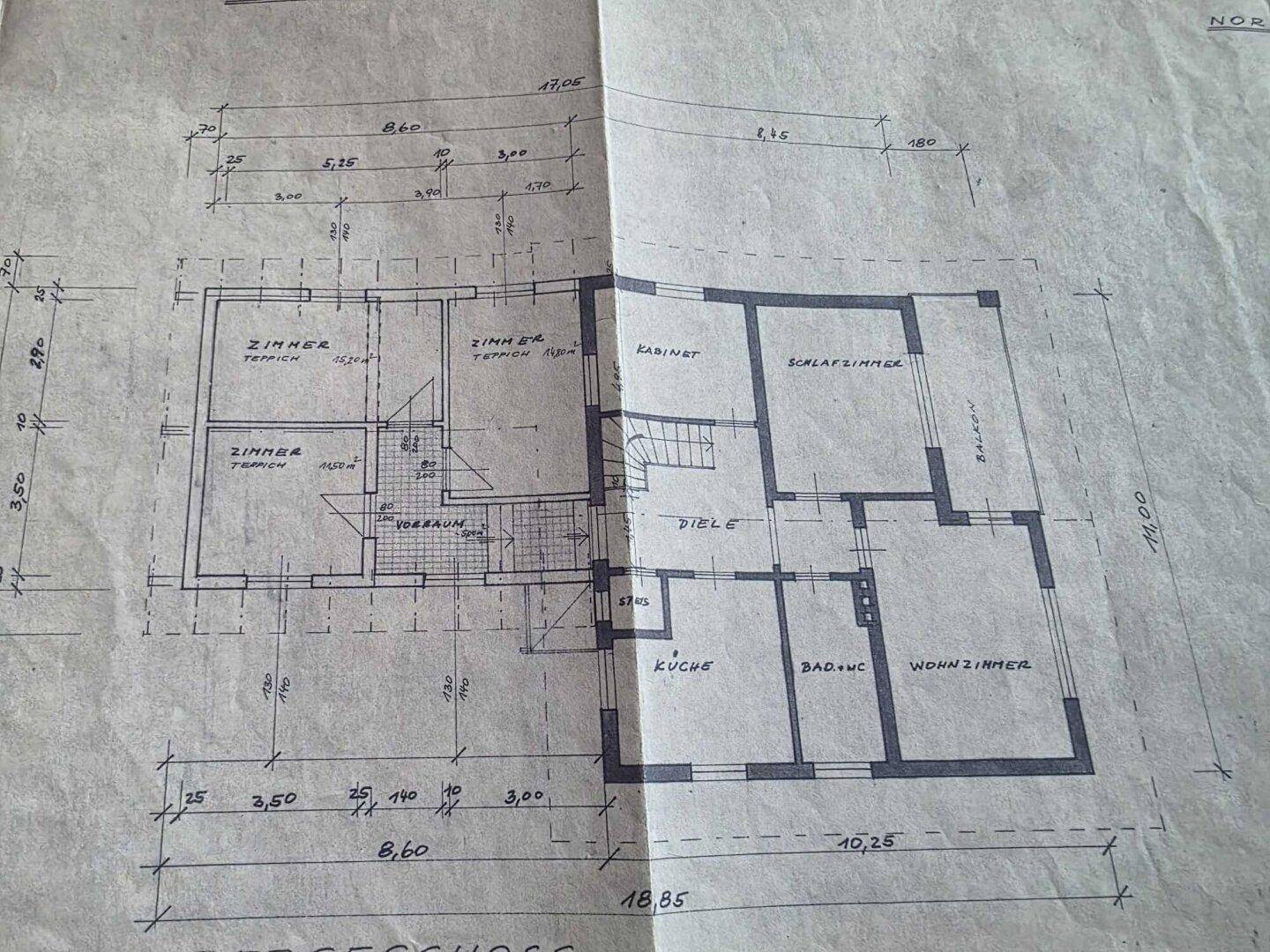 Grundriss des Obergeschosses mit Schlafzimmern, Bad und Wohnzimmer.