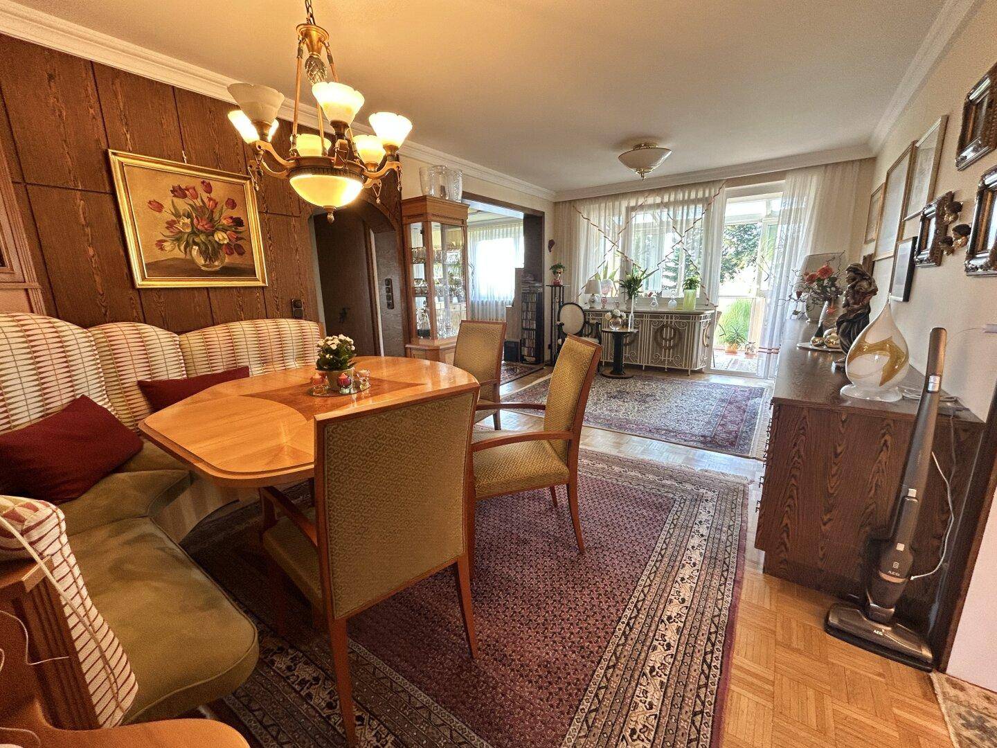 Gemütlicher Essbereich mit Eckbank und traditionellen Möbeln, offen zum Wohnzimmer.