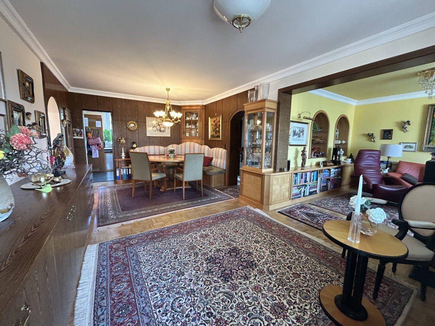Geräumiger Wohn- und Essbereich mit Holzvertäfelung und traditionellem Interieur.
