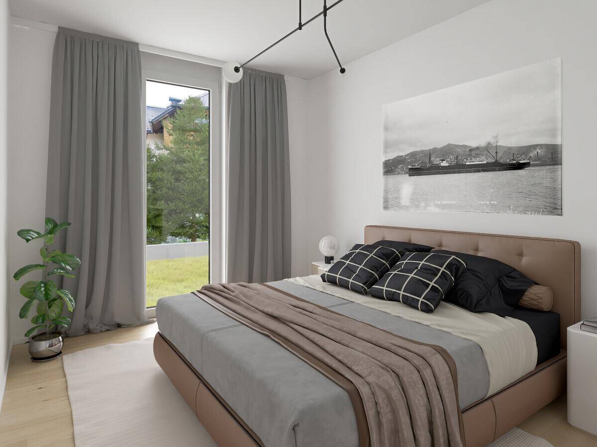 Helles Schlafzimmer mit großem Bett, bodentiefen Fenstern und Blick ins Grüne.