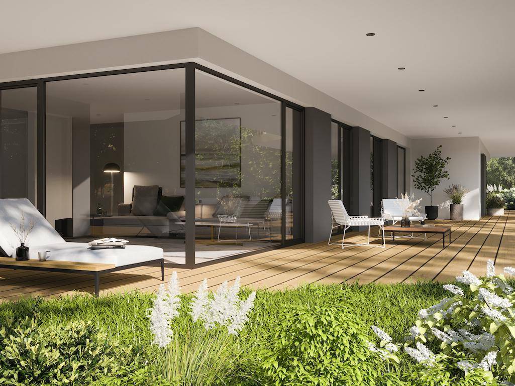 Große Holzterrasse mit Lounge-Möbeln und bodentiefen Fenstern zum Wohnbereich.