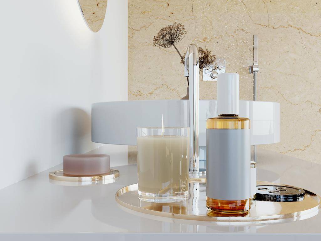 Detailaufnahme eines modernen Waschbeckens mit stilvollen Accessoires und indirekter Beleuchtung.