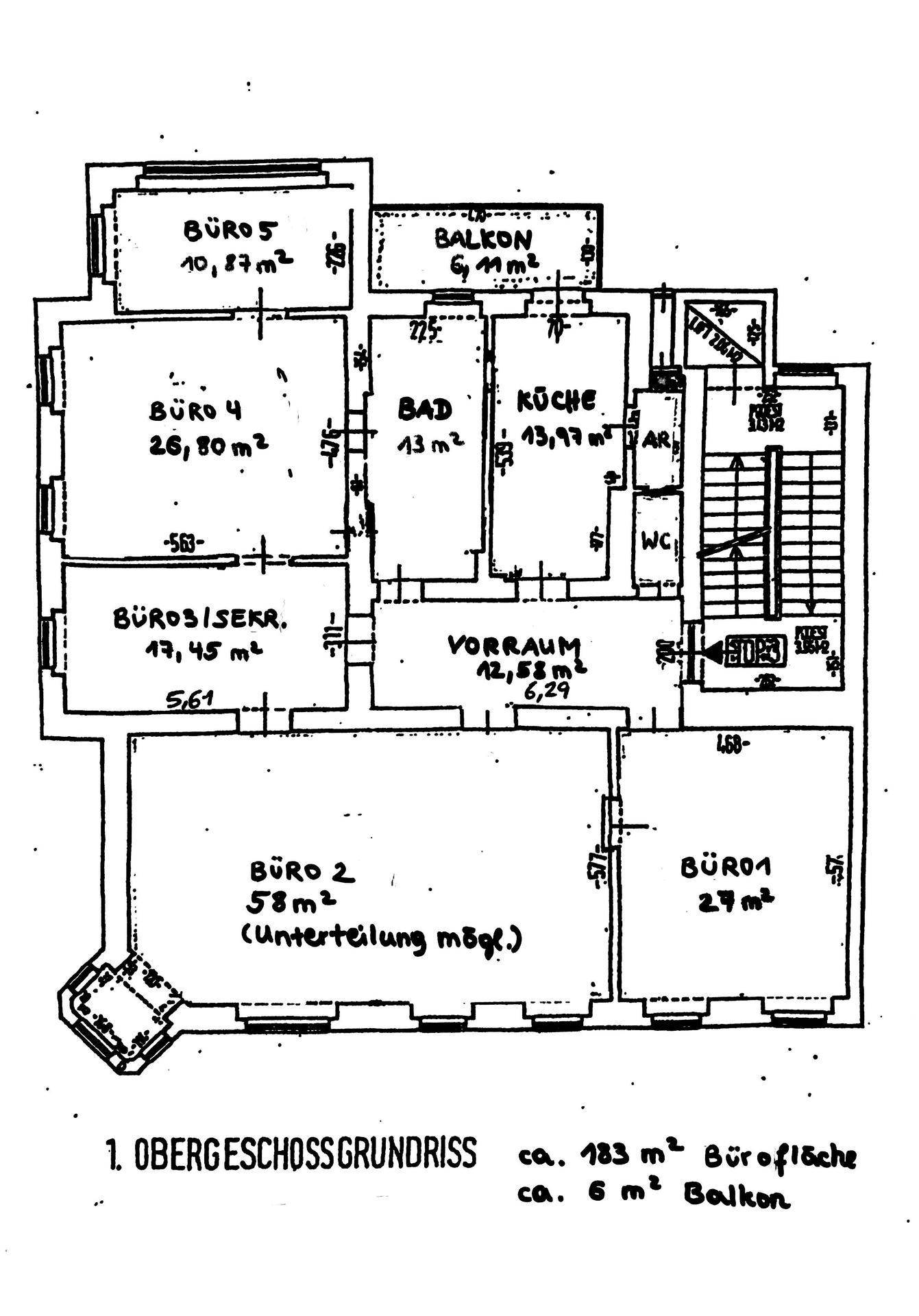 Grundriss des 1. Obergeschosses mit mehreren Büroräumen, Bad, Küche und Balkon.