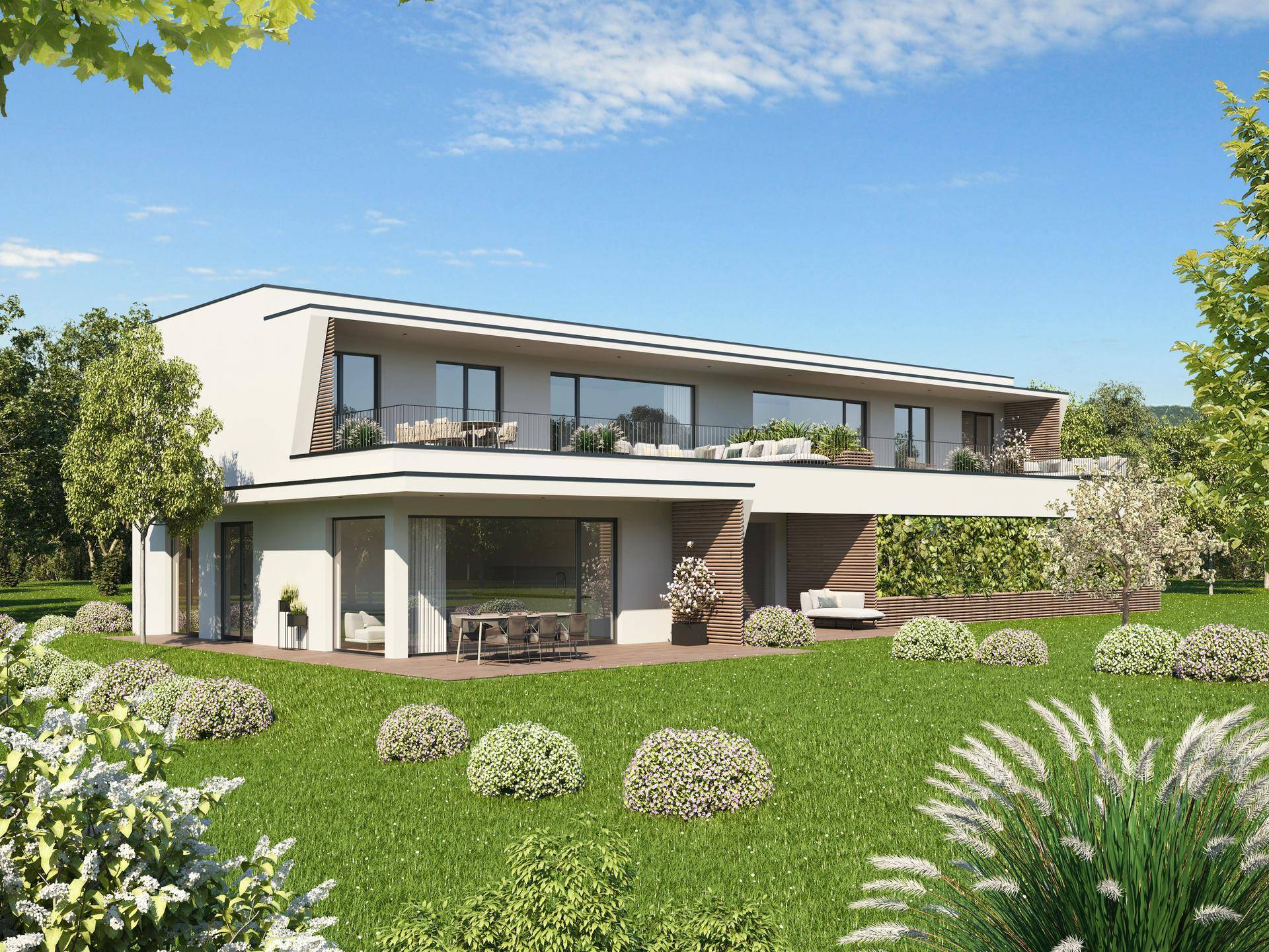 Moderne Architektur eines Hauses mit mehreren Terrassen und einem weitläufigen grünen Garten.
