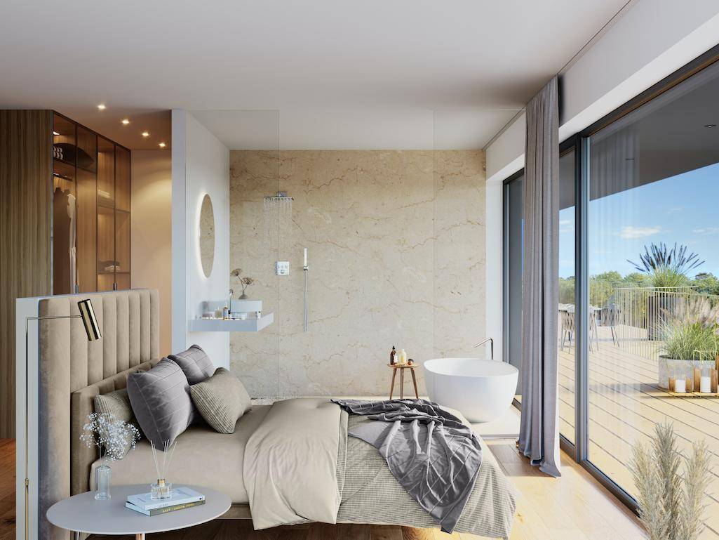 Schlafzimmer mit freistehender Badewanne, Regendusche und Zugang zu einer großen Terrasse.