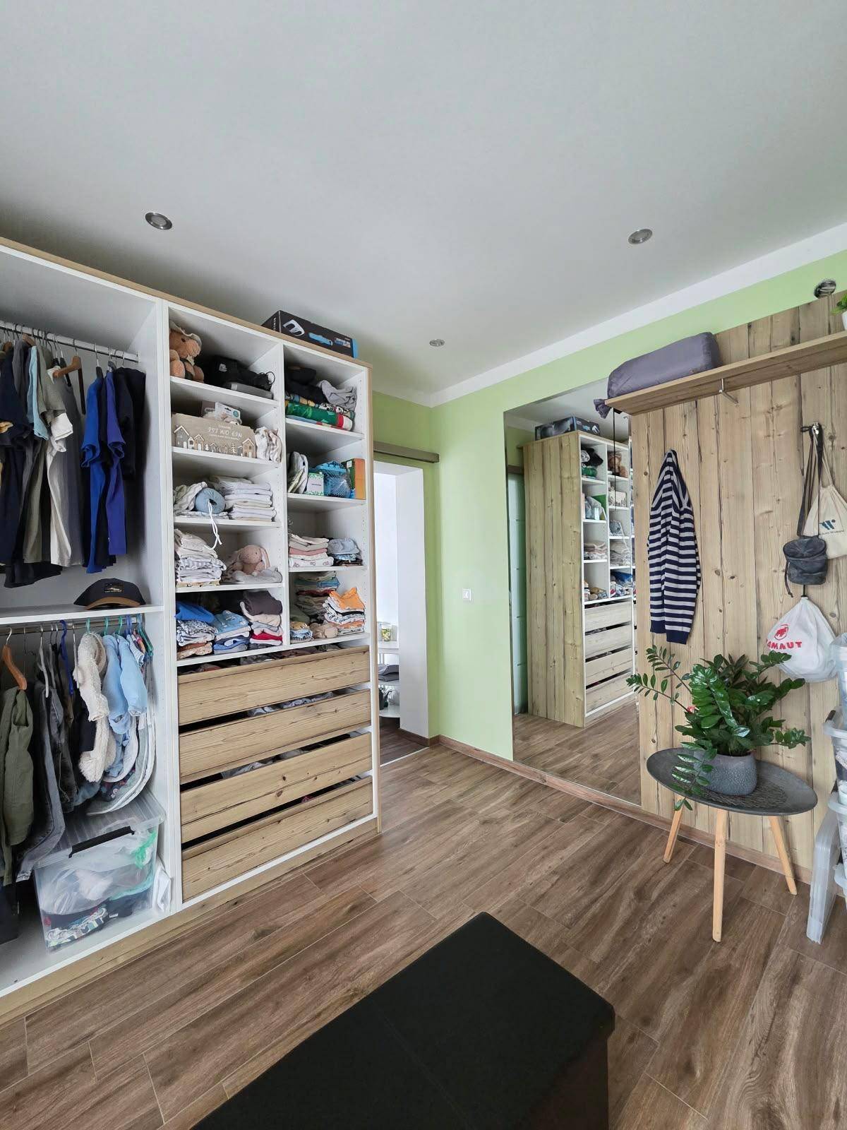 Geräumiger begehbarer Kleiderschrank mit maßgefertigten Regalen und viel Stauraum.